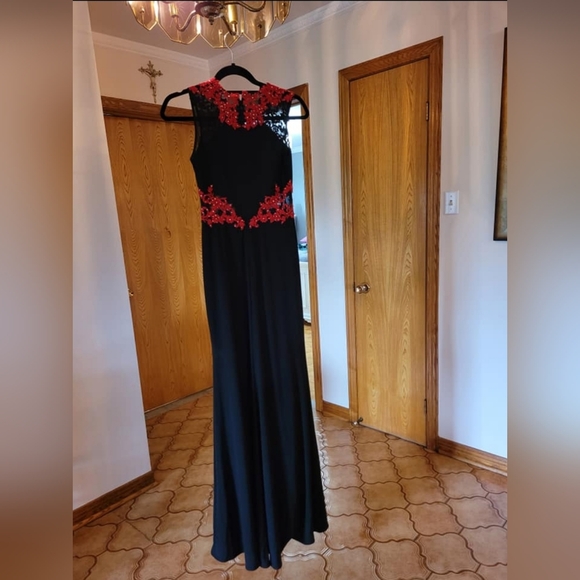 Black.and red dress - Picture 2 of 2